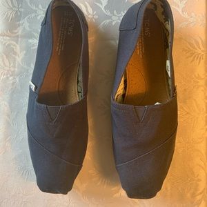 Women’s size 12 navy Canvas Tom’s